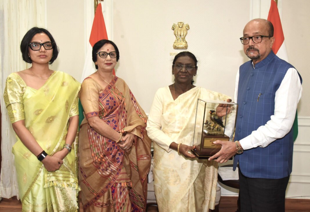 रायपुर : राष्ट्रपति श्रीमती द्रौपदी मुर्मु को राज्यपाल श्री रमेन डेका ने भेंट की पहाड़ी मैना की प्रतिकृति