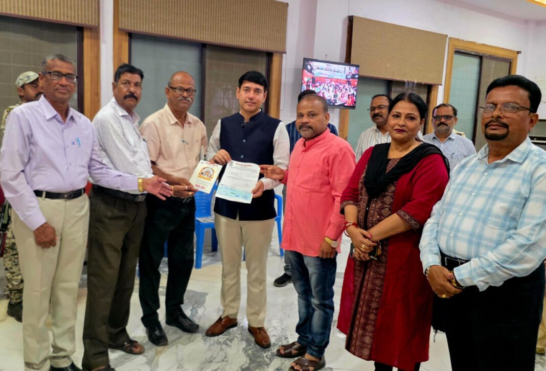 रायपुर : बस्तर के बाढ़ प्रभावितों की मदद के लिए आगे आए सामाजिक संगठन और सहकारी बैंक परिवार