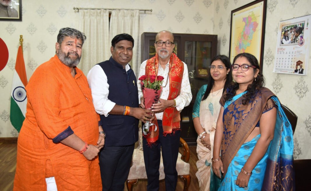 रायपुर : राज्यपाल रमेन डेका से कामधेनु विश्वविद्यालय के कार्य परिषद सदस्यों ने की भेंट