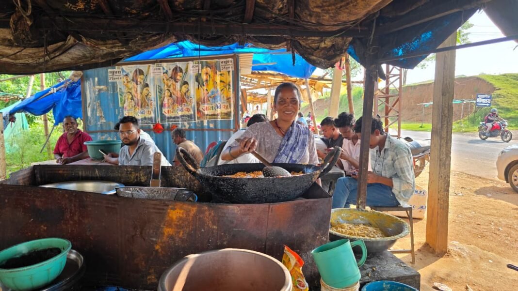 रायपुर : ’सेवा संकल्प अभियान’ : ’सेवा की कहानी: समूह से मिला एक लाख रुपये का सहारा, दुकान और ठेले से आत्मनिर्भर बनीं लाजो’