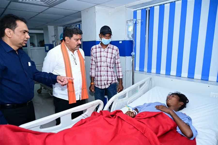 रायपुर : उप मुख्यमंत्री विजय शर्मा ने अस्पताल पहुंचकर जाना सड़क हादसे में घायलों का हाल