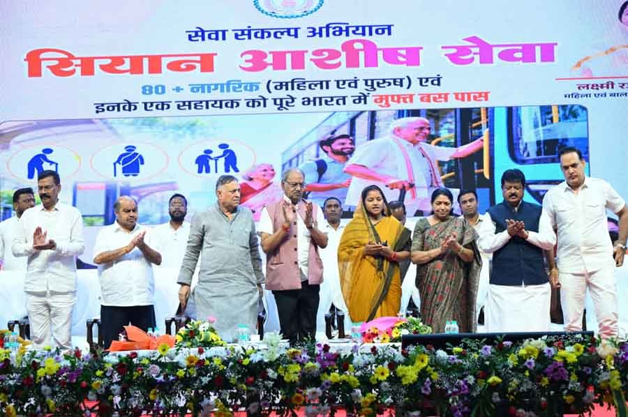 रायपुर : वरिष्ठजनों का अनुभव हमारी शक्ति और उनकी गरिमा हमारी जिम्मेदारी – मंत्री लक्ष्मी राजवाड़े